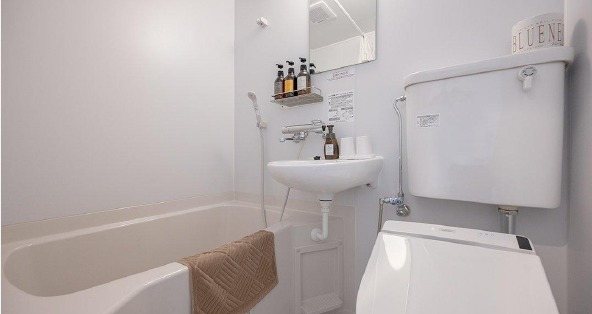 En-suite bathroom at HOTEL R9 The Yard
